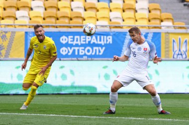 Lviv, Ukrayna - 9 Eylül 2018: Andriy Yarmolenko Ukrayna (L) Arena Lviv Stadyumu'nda kendi Uefa Milletler Ligi oyun sırasında Slovakya ile Tomas Hubocan bir top için savaşır. Ukrayna 1-0 kazandı