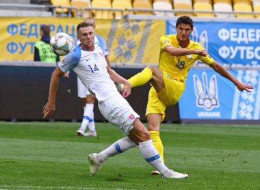 Lviv, Ukrayna - 9 Eylül 2018: Ruslan Malinovskiy Ukraine (R), bir top Slovakya Lviv Arena Lviv Stadyumu'nda karşı Uefa Milletler Ligi oyun sırasında başladı. Ukrayna 1-0 kazandı