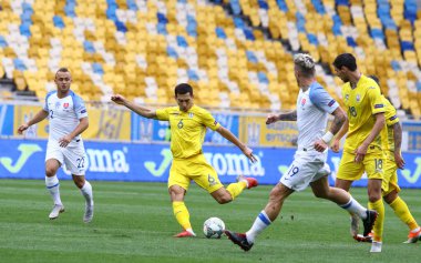 Lviv, Ukrayna - 9 Eylül 2018: Taras Stepanenko Ukrayna'nın Lviv Arena Lviv Stadyumu'nda Slovakya karşı Uefa Milletler Ligi oyun sırasında bir top başladı. Ukrayna 1-0 kazandı