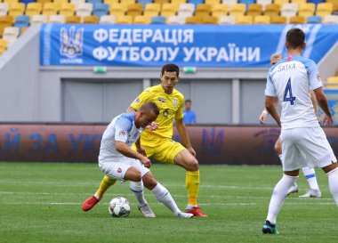 Lviv, Ukrayna - 9 Eylül 2018: Stanislav Lobotka Slovakya (L) bir top Taras Stepanenko Ukrayna ile Arena Lviv Stadyumu'nda kendi Uefa Milletler Ligi oyun sırasında savaşır. Ukrayna 1-0 kazandı