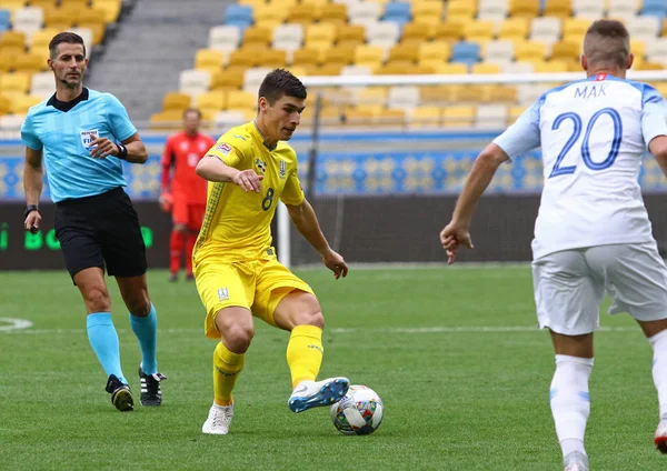 Lviv, Ukrayna - 9 Eylül 2018: Ruslan Malinovskiy Ukrayna'nın Lviv Arena Lviv Stadyumu'nda Slovakya karşı Uefa Milletler Ligi oyun sırasında bir topu kontrol eder. Ukrayna 1-0 kazandı