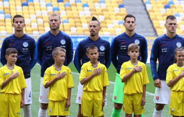 Lviv, Ukrayna - 9 Eylül 2018: Slovak oyuncu daha önce Uefa Milletler Ligi oyun Ukrayna v Arena Lviv Stadyumu Lviv, Ukrayna, Slovakya Milli Marşı dinle