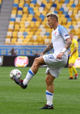 Lviv, Ukrayna - 9 Eylül 2018: Juraj Kucka Slovakya Ukrayna Lviv Arena Lviv Stadyumu'nda karşı Uefa Milletler Ligi oyun sırasında eylem. Ukrayna 1-0 kazandı