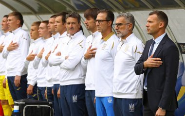 Lviv, Ukrayna - 9 Eylül 2018: Ukrayna antrenörler ve tezgah oyuncular daha önce Uefa Milletler Ligi oyun Ukrayna v Arena Lviv Stadyumu Lviv, Ukrayna, Slovakya Milli Marşı dinle