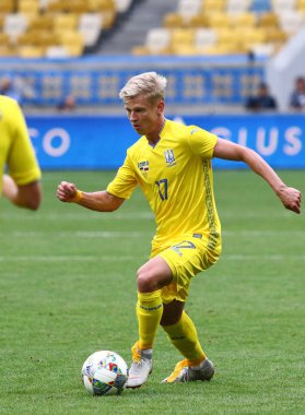 Lviv, Ukrayna - 9 Eylül 2018: Olexandr Zinchenko Ukrayna'nın Lviv Arena Lviv Stadyumu'nda Slovakya karşı Uefa Milletler Ligi oyun sırasında bir topu kontrol eder. Ukrayna 1-0 kazandı
