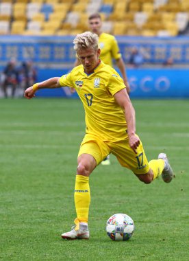 Lviv, Ukrayna - 9 Eylül 2018: Olexandr Zinchenko Ukrayna'nın Lviv Arena Lviv Stadyumu'nda Slovakya karşı Uefa Milletler Ligi oyun sırasında bir topu kontrol eder. Ukrayna 1-0 kazandı