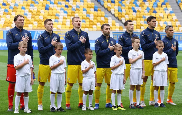 利沃夫 乌克兰 2018年9月9日 乌克兰球员听国歌前欧洲联盟国家联赛乌克兰 斯洛伐克在竞技场利沃夫体育场在利沃夫 乌克兰 — 图库照片