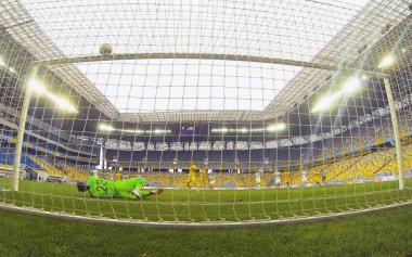 Lviv, Ukrayna - 9 Eylül 2018: Kaleci Martin Dubravka Slovakya'nın Ukrayna Lviv Arena Lviv Stadyumu'nda karşı Uefa Milletler Ligi oyun sırasında bir penaltı atışı özlüyor. Ukrayna 1-0 kazandı