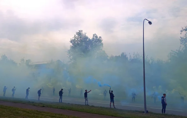 リヴィウ ウクライナ 2018 ウクライナ ウルトラス 超サポーター 燃やすフレア チームのバスが Uefa の国リーグ — ストック写真