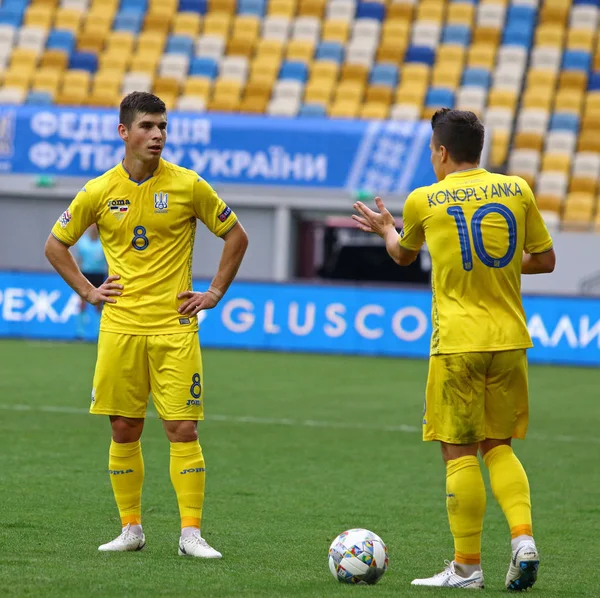 Lviv, Ukrayna - 9 Eylül 2018: Slovakya Arena Lviv Stadyumu'nda karşı Uefa Milletler Ligi oyun sırasında bir serbest vuruş gerçekleştirmek Ruslan Malinovskiy (L) ve Ukrayna'nın Yevhen Konoplyanka hazırlamak