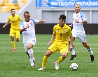 Lviv, Ukrayna - 9 Eylül 2018: Stanislav Lobotka Slovakya (L) Arena Lviv Stadyumu'nda kendi Uefa Milletler Ligi oyun sırasında Ruslan Malinovskiy ile Ukrayna'nın balo için savaşır. Ukrayna 1-0 kazandı