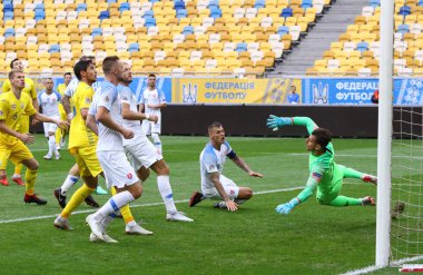 Lviv, Ukrayna - 9 Eylül 2018: Ukrayna (içinde sarı) ve Slovak oyuncu Lviv Arena Lviv Stadyumu'nda kendi Uefa Milletler Ligi oyun sırasında bir top için mücadele. Ukrayna 1-0 kazandı