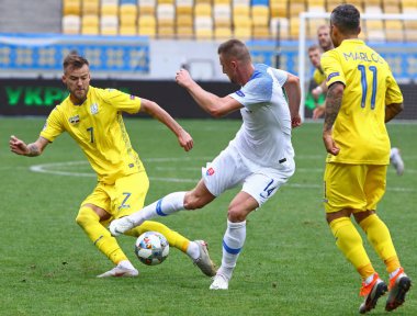 Lviv, Ukrayna - 9 Eylül 2018: Andriy Yarmolenko Ukrayna (L) bir top, Milan Skriniar (C) Slovakya ile Arena Lviv Stadyumu'nda kendi Uefa Milletler Ligi oyun sırasında savaşır. Ukrayna 1-0 kazandı