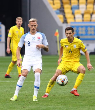 Lviv, Ukrayna - 9 Eylül 2018: Ondrej Duda Slovakya (L) bir top Taras Stepanenko Ukrayna ile Arena Lviv Stadyumu'nda kendi Uefa Milletler Ligi oyun sırasında savaşır. Ukrayna 1-0 kazandı