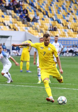 Lviv, Ukrayna - 9 Eylül 2018: Andriy Yarmolenko Ukrayna'nın Lviv Arena Stadyumu'nda Slovakya karşı Uefa Milletler Ligi oyun sırasında bir penaltı atışı gerçekleştirir. Ukrayna 1-0 kazandı