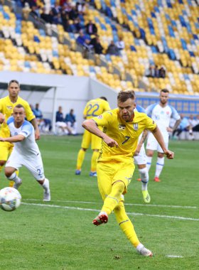 Lviv, Ukrayna - 9 Eylül 2018: Andriy Yarmolenko Ukrayna'nın Lviv Arena Lviv Stadyumu'nda Slovakya karşı Uefa Milletler Ligi oyun sırasında bir penaltı atışı puanları. Ukrayna 1-0 kazandı
