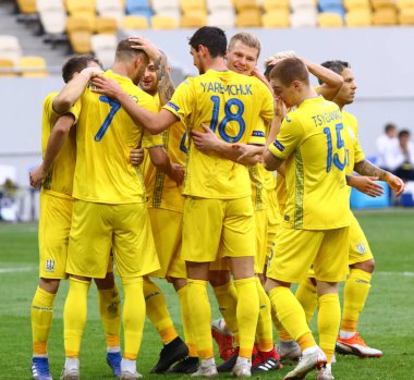 Lviv, Ukrayna - 9 Eylül 2018: Ukrayna oyuncular Slovakya Arena Lviv Stadyumu'nda karşı Uefa Milletler Ligi oyun sırasında bir gol attı sonra kutlamak. Ukrayna 1-0 kazandı