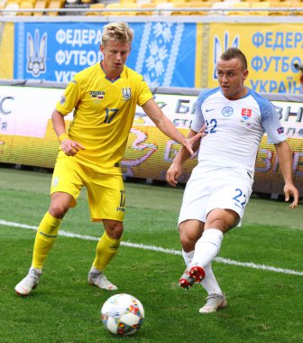 Lviv, Ukrayna - 9 Eylül 2018: Olexandr Zinchenko Ukrayna (L) Arena Lviv Stadyumu'nda kendi Uefa Milletler Ligi oyun sırasında Stanislav Lobotka ile Slovakya'nın balo için savaşır. Ukrayna 1-0 kazandı