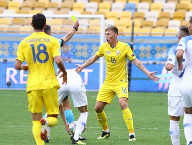 Lviv, Ukrayna - 9 Eylül 2018: hakem onu Slovakya Lviv Arena Lviv Stadyumu'nda karşı Uefa Milletler Ligi oyun sırasında bir sarı kart gösterildiği gibi Serhiy Sydorchuk Ukrayna'nın tepki verir