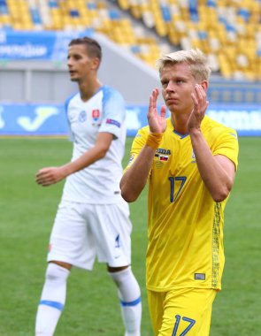 Lviv, Ukrayna - 9 Eylül 2018: Olexandr Zinchenko Ukrayna'nın Lviv Arena Lviv Stadyumu'nda Slovakya karşı Uefa Milletler Ligi oyundan sonra hayranları teşekkürler. Ukrayna 1-0 kazandı