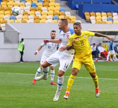 Lviv, Ukrayna - 9 Eylül 2018: Milan Skriniar Slovakya (L) bir top ile Ukrayna Marlos Arena Lviv Stadyumu'nda kendi Uefa Milletler Ligi oyun sırasında savaşır. Ukrayna 1-0 kazandı
