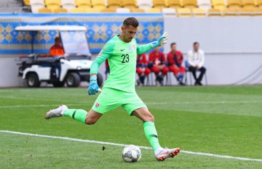 Lviv, Ukrayna - 9 Eylül 2018: Kaleci Martin Dubravka Slovakya Ukrayna Lviv Arena Lviv Stadyumu'nda karşı Uefa Milletler Ligi oyun sırasında eylem. Ukrayna 1-0 kazandı