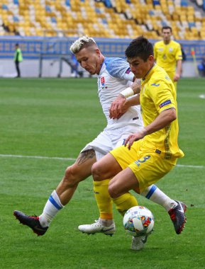 Lviv, Ukrayna - 9 Eylül 2018: Juraj Kucka Slovakya (L) Arena Lviv Stadyumu'nda kendi Uefa Milletler Ligi oyun sırasında Ruslan Malinovskiy ile Ukrayna'nın balo için savaşır. Ukrayna 1-0 kazandı