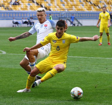 Lviv, Ukrayna - 9 Eylül 2018: Juraj Kucka Slovakya (L) Arena Lviv Stadyumu'nda kendi Uefa Milletler Ligi oyun sırasında Ruslan Malinovskiy ile Ukrayna'nın balo için savaşır. Ukrayna 1-0 kazandı
