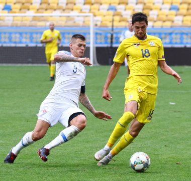 Lviv, Ukrayna - 9 Eylül 2018: Martin Skrtel Slovakya (L) Arena Lviv Stadyumu'nda kendi Uefa Milletler Ligi oyun sırasında Ukrayna ile Roma Yaremchuk bir top için savaşır. Ukrayna 1-0 kazandı