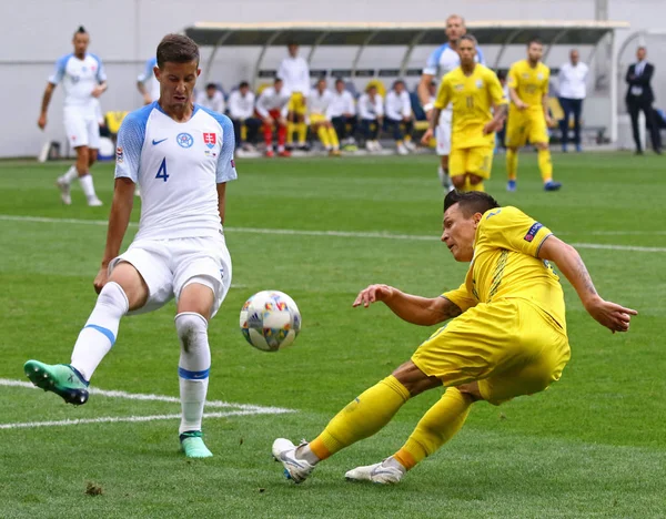 Lviv, Ukrayna - 9 Eylül 2018: Yevhen Konoplyanka Ukraine (R), bir top Slovakya Lviv Arena Lviv Stadyumu'nda karşı Uefa Milletler Ligi oyun sırasında başladı. Ukrayna 1-0 kazandı