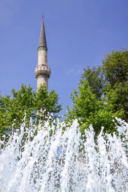 Eyüp Istanbul bölgesinde City, Türkiye Eyüp Sultan Camii'nin minaresi. 1458 inşa edilmiş, şehrin Osmanlı Türkleri tarafından inşa ilk cami yapıldı. Çeşme sıçramalarına ön üzerinde