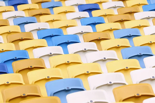 Ein Feld Aus Gelben Weißen Und Blauen Leeren Plastiksitzen Auf — Stockfoto