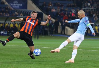 Kharkiv, Ukrayna - 23 Ekim 2018: Manchester City (R) David Silva 1 gol Shakhtar Donetsk Osk Metalist Stadyumu'nda karşı Uefa Şampiyonlar Ligi oyun sırasında puanları. Mancity 3-0 kazandı