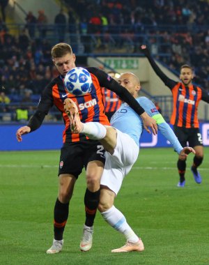 Kharkiv, Ukrayna - 23 Ekim 2018: Mykola Matviyenko Shakhtar Donetsk (L) bir top için Manchester City ile David Silva Osk Metalist Stadyumu'nda kendi Uefa Şampiyonlar Ligi oyun sırasında savaşır