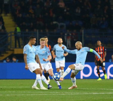 Kharkiv, Ukrayna - 23 Ekim 2018: Manchester City oyuncu kavga sırasında Shakhtar Donetsk Osk Metalist Kharkiv stadyum Uefa Şampiyonlar Ligi maçında bir top, Ukraine.Mancity 3-0 kazandı