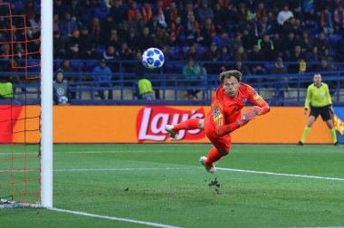 Kharkiv, Ukrayna - 23 Ekim 2018: Kaleci Andriy Pyatov, Shakhtar Donetsk Manchester City Osk Metalist Stadyumu'nda karşı Uefa Şampiyonlar Ligi oyun sırasında eylem. Mancity 3-0 kazandı