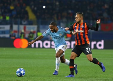 Kharkiv, Ukrayna - 23 Ekim 2018: Raheem Sterling Manchester City (L) bir top Maycon Shakhtar Donetsk ile Osk Metalist Kharkiv stadyumda onların Uefa Şampiyonlar Ligi oyun sırasında savaşır