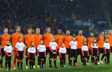 Kharkiv, Ukrayna - 23 Ekim 2018: Shakhtar Donetsk oyuncular dinle Osk Metalist Kharkiv stadyum Manchester City Uefa Şampiyonlar Ligi maçında önce Şampiyonlar Ligi Marşı