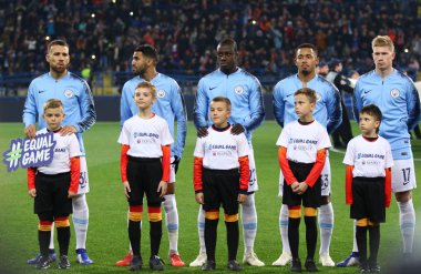Kharkiv, Ukrayna - 23 Ekim 2018: Manchester City oyuncular dinle Shakhtar Donetsk Osk Metalist Kharkiv stadyum Uefa Şampiyonlar Ligi maçında önce Şampiyonlar Ligi Marşı
