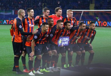 Kharkiv, Ukrayna - 23 Ekim 2018: Shakhtar Donetsk oyuncular Osk Metalist Kharkiv, Ukrayna stadyum Manchester City karşı Uefa Şampiyonlar Ligi oyun öncesi bir grup fotoğrafı için poz