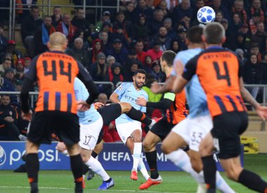 Kharkiv, Ukrayna - 23 Ekim 2018: Osk Metalist Kharkiv stadyum Manchester City (C) Riyad Mahrez bir top Shakhtar Donetsk karşı Uefa Şampiyonlar Ligi oyun sırasında başladı. Mancity 3-0 kazandı