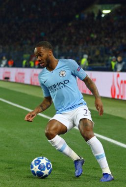 Kharkiv, Ukrayna - 23 Ekim 2018: Manchester City Raheem Sterling Shakhtar Donetsk Osk Metalist Stadyumu'nda karşı Uefa Şampiyonlar Ligi oyun sırasında bir topu kontrol eder. Mancity 3-0 kazandı