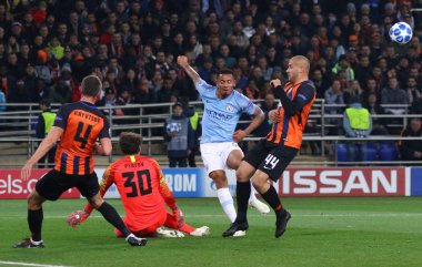 Kharkiv, Ukrayna - 23 Ekim 2018: Gabriel İsa'nın Manchester City (C) Metalist Stadyumu'nda kendi Uefa Şampiyonlar Ligi oyun sırasında Shakhtar Donetsk oyuncularla bir top için savaşır. Mancity 3-0 kazandı