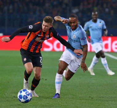 Kharkiv, Ukrayna - 23 Ekim 2018: Mykola Matviyenko Shakhtar Donetsk (L) bir top için Manchester City ile Raheem Sterling Osk Metalist Stadyumu'nda kendi Uefa Şampiyonlar Ligi oyun sırasında savaşır