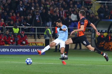 Kharkiv, Ukrayna - 23 Ekim 2018: Osk Metalist Kharkiv stadyumda, Riyad Mahrez Manchester City (L) bir top Shakhtar Donetsk karşı Uefa Şampiyonlar Ligi oyun sırasında başladı. Mancity 3-0 kazandı
