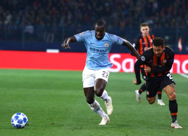 Kharkiv, Ukrayna - 23 Ekim 2018: Benjamin Mendy Manchester City (L) kavgalar bir top ile Maycon Shakhtar Donetsk Osk Metalist Kharkiv stadyumda onların Uefa Şampiyonlar Ligi oyun sırasında
