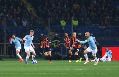 Kharkiv, Ukrayna - 23 Ekim 2018: Manchester City (mavili) oyuncular saldırı sırasında Shakhtar Donetsk Osk Metalist Kharkiv stadyum Uefa Şampiyonlar Ligi maçında. Mancity 3-0 kazandı