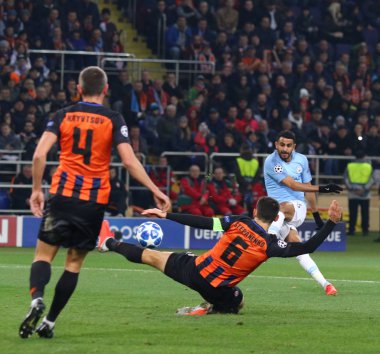 Kharkiv, Ukrayna - 23 Ekim 2018: Osk Metalist Kharkiv stadyum Manchester City (R) Riyad Mahrez bir top Shakhtar Donetsk karşı Uefa Şampiyonlar Ligi oyun sırasında başladı. Mancity 3-0 kazandı