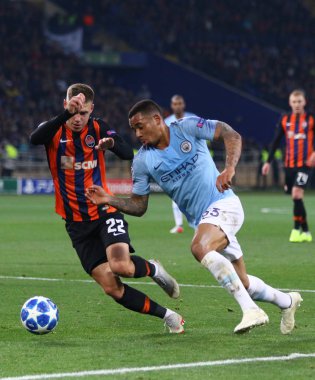 Kharkiv, Ukrayna - 23 Ekim 2018: Mykola Matviyenko Shakhtar Donetsk (L) bir top için Gabriel İsa ile Manchester City Osk Metalist Stadyumu'nda kendi Uefa Şampiyonlar Ligi oyun sırasında savaşır