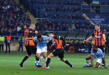 Kharkiv, Ukrayna - 23 Ekim 2018: Manchester City (mavili) ve Shakhtar Donetsk oyuncular Osk Metalist Kharkiv stadyumda onların Uefa Şampiyonlar Ligi oyun sırasında bir top için mücadele. Mancity 3-0 kazandı